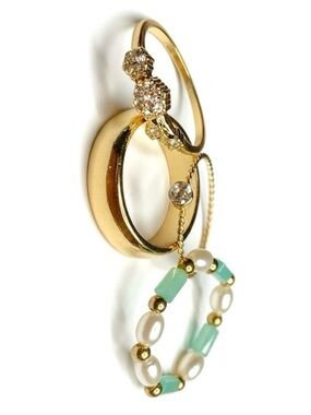 NWOT Dainty Gold Tone Ring Set